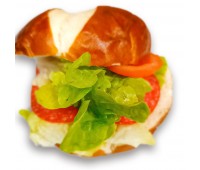 Laugenbrötchen mit Rindersalami, Butter, Gemüse